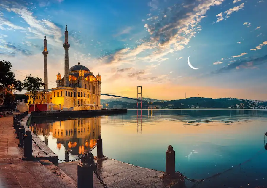 Ortaköy Camii ve Hilal Gün Batımı İstanbul Manzarası Duvar Kağıdı